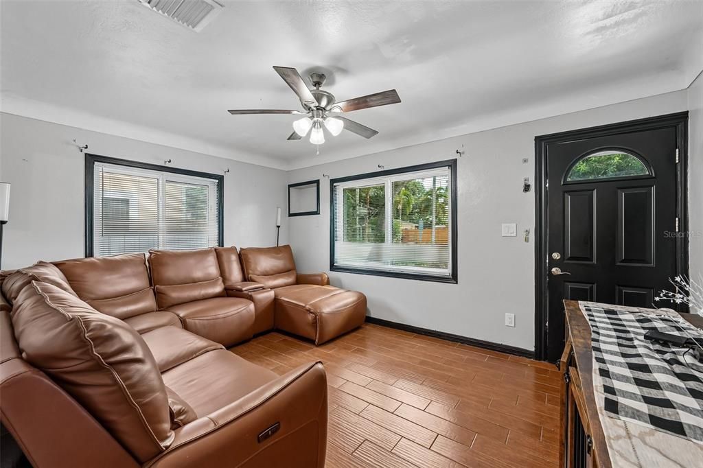 En Venta: $475,000 (3 camas, 2 baños, 1080 Pies cuadrados)