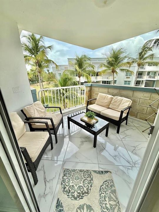 For Sale: $378,000 (2 beds, 2 baths, 1067 Square Feet)
