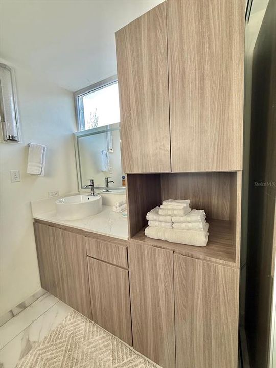 For Sale: $378,000 (2 beds, 2 baths, 1067 Square Feet)