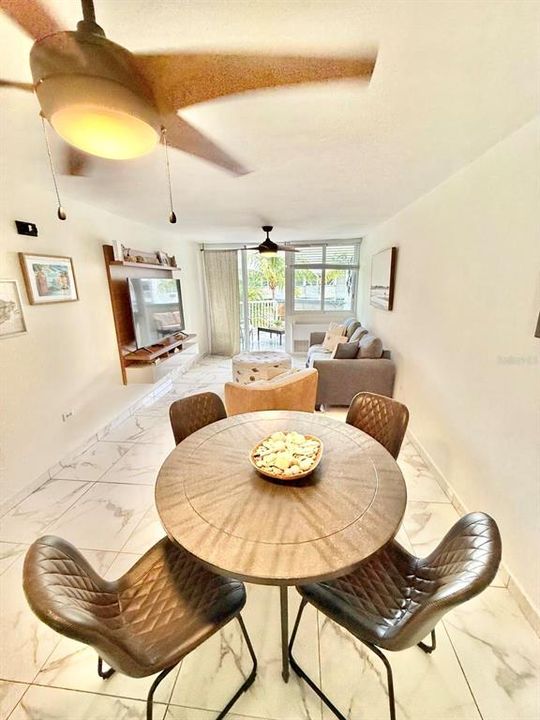 For Sale: $378,000 (2 beds, 2 baths, 1067 Square Feet)