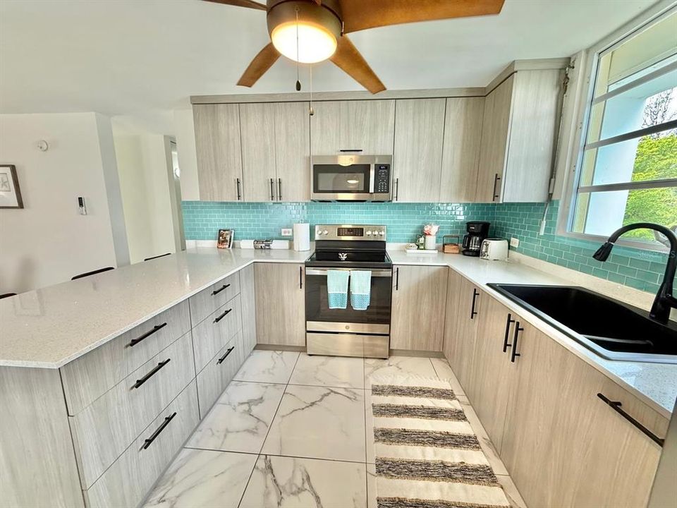 For Sale: $378,000 (2 beds, 2 baths, 1067 Square Feet)