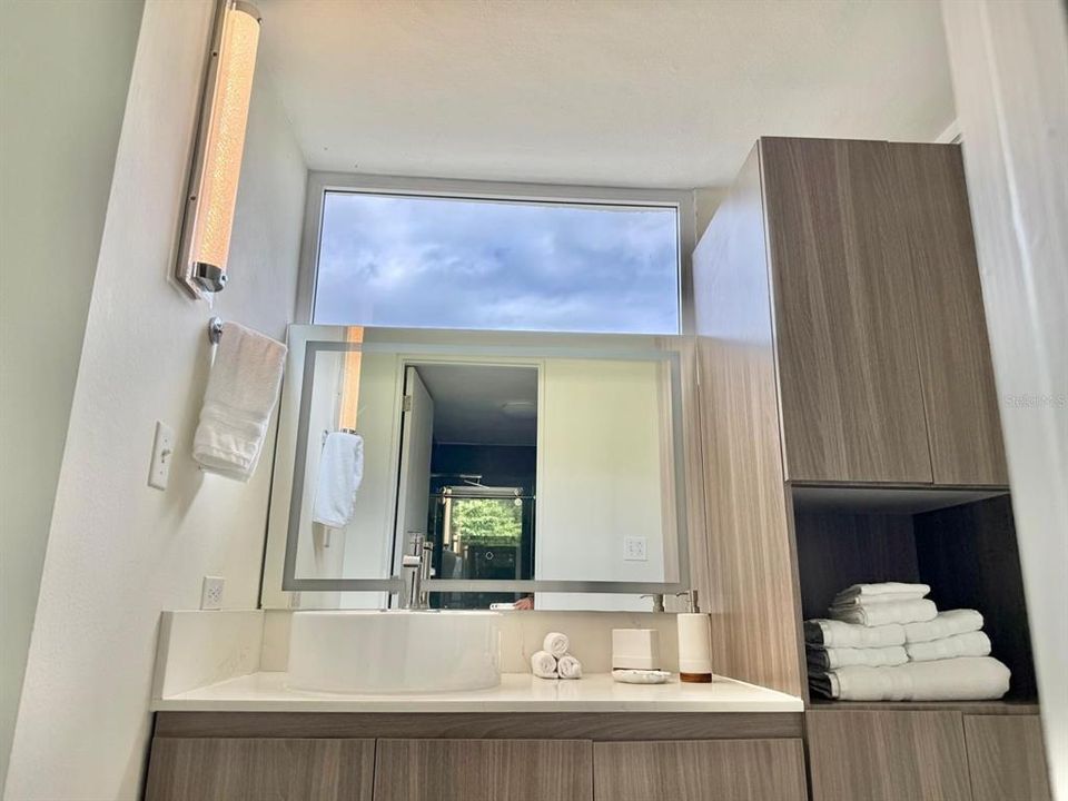For Sale: $378,000 (2 beds, 2 baths, 1067 Square Feet)