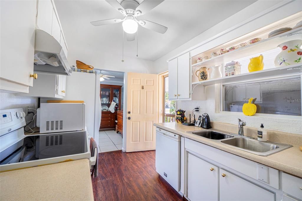 For Sale: $164,900 (3 beds, 1 baths, 994 Square Feet)