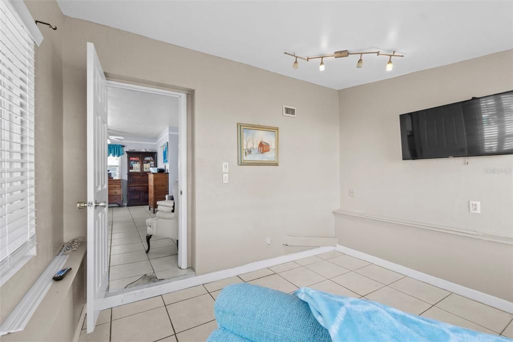 For Sale: $164,900 (3 beds, 1 baths, 994 Square Feet)