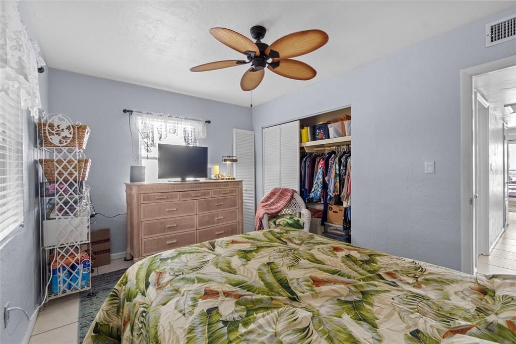 For Sale: $164,900 (3 beds, 1 baths, 994 Square Feet)