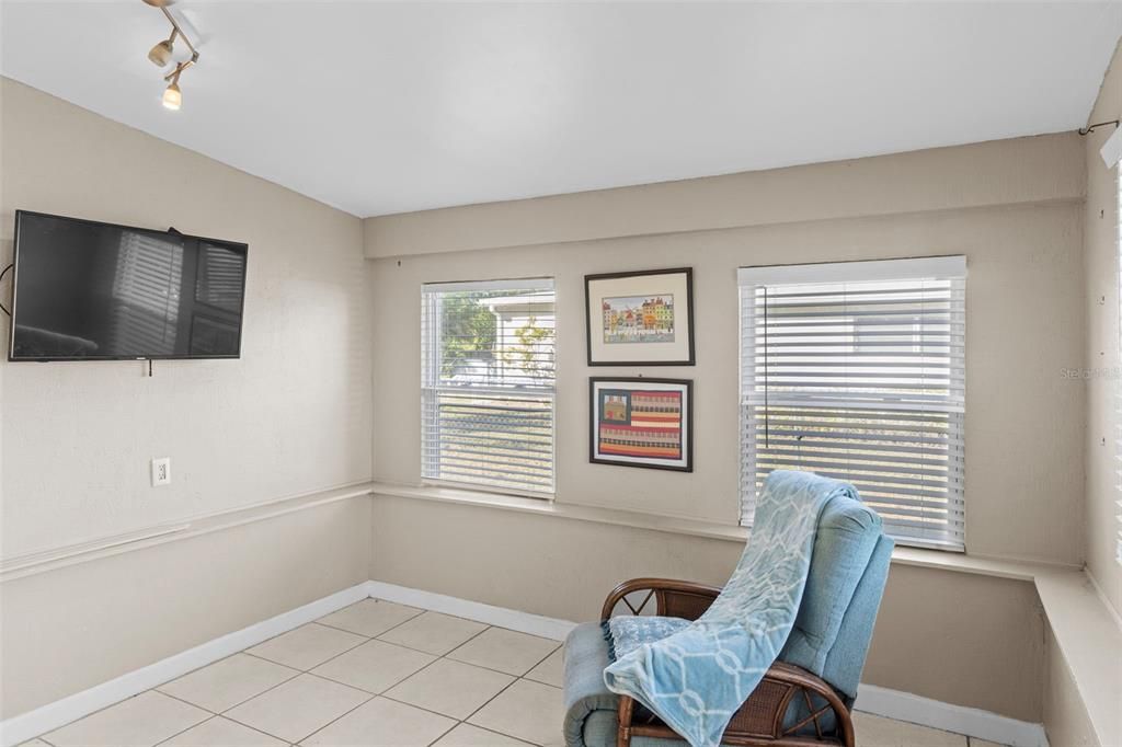 For Sale: $164,900 (3 beds, 1 baths, 994 Square Feet)