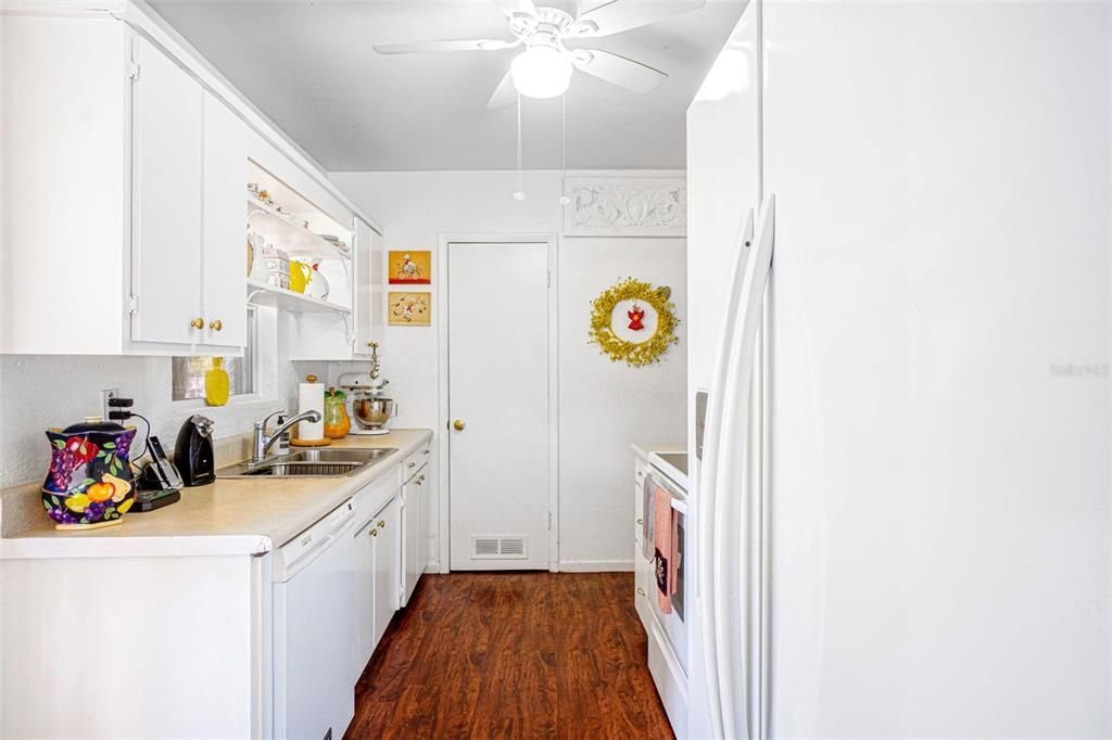 For Sale: $164,900 (3 beds, 1 baths, 994 Square Feet)
