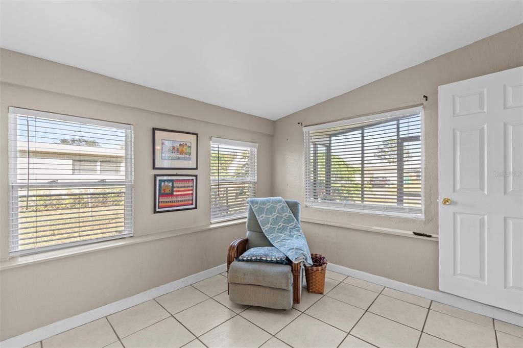 For Sale: $164,900 (3 beds, 1 baths, 994 Square Feet)