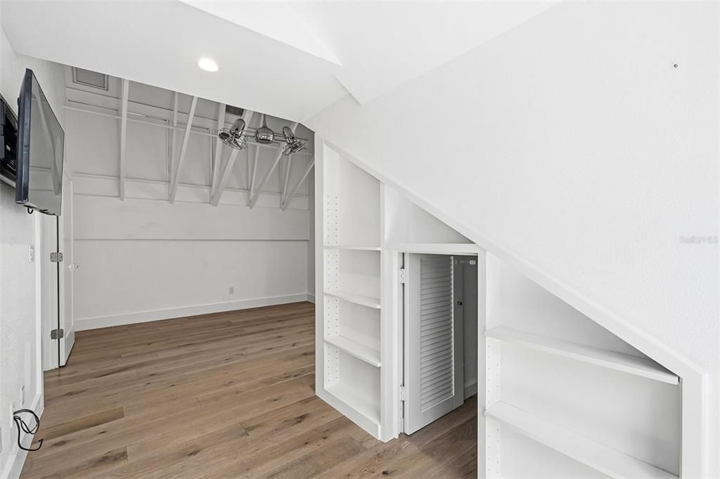 For Rent: $6,500 (3 beds, 2 baths, 2713 Square Feet)