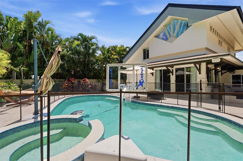 For Rent: $6,500 (3 beds, 2 baths, 2713 Square Feet)