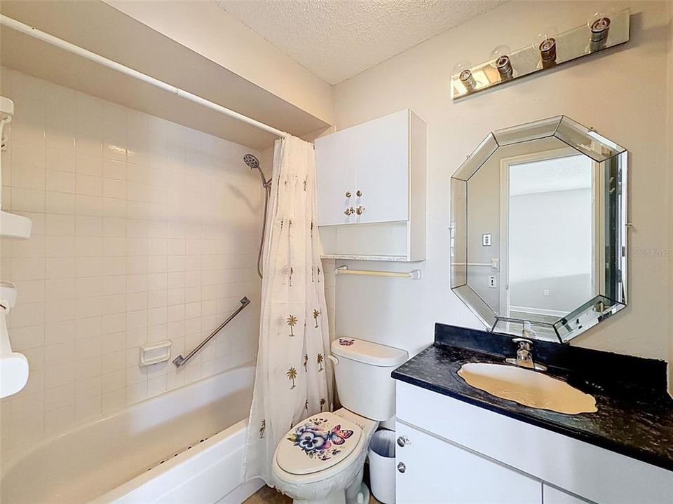 На продажу: $114,900 (1 спален, 1 ванн, 779 Квадратных фут)