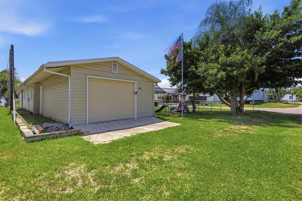 For Sale: $225,000 (2 beds, 2 baths, 1365 Square Feet)