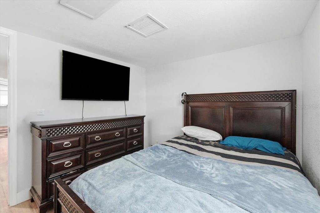 For Sale: $247,000 (3 beds, 2 baths, 1300 Square Feet)