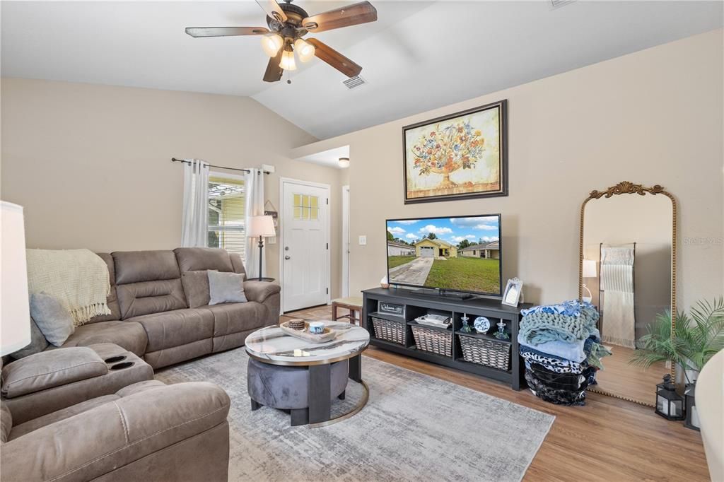 For Sale: $219,900 (3 beds, 2 baths, 1163 Square Feet)