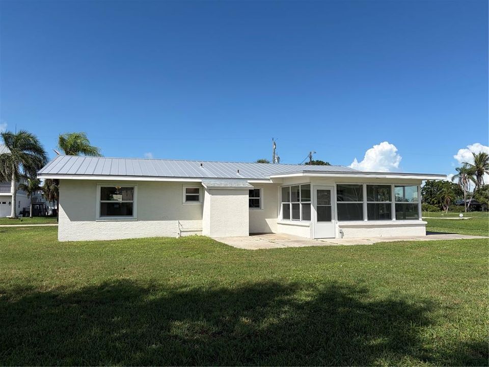 For Sale: $599,000 (2 beds, 2 baths, 1056 Square Feet)