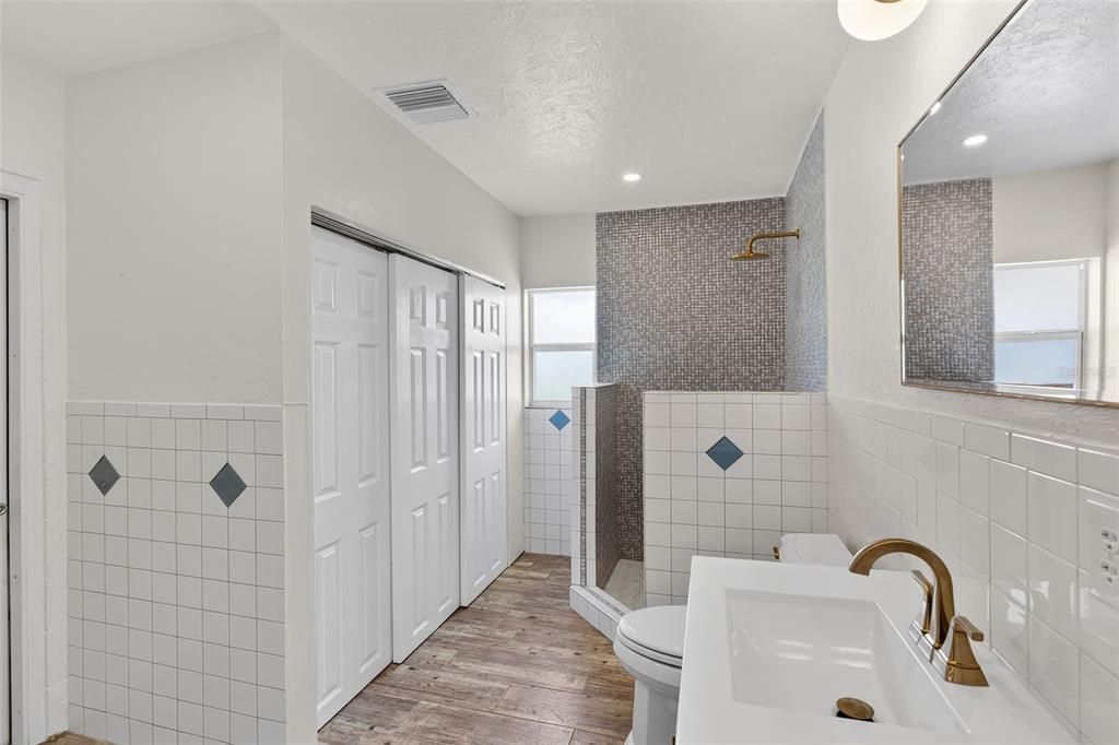 For Sale: $639,000 (2 beds, 1 baths, 1056 Square Feet)
