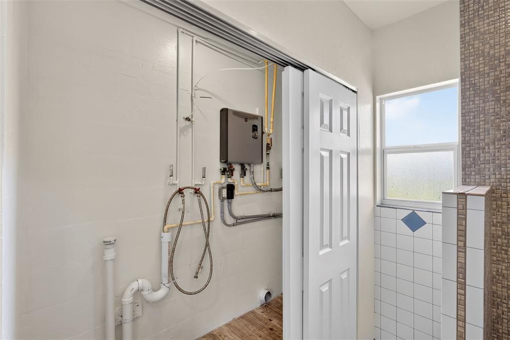 For Sale: $639,000 (2 beds, 1 baths, 1056 Square Feet)
