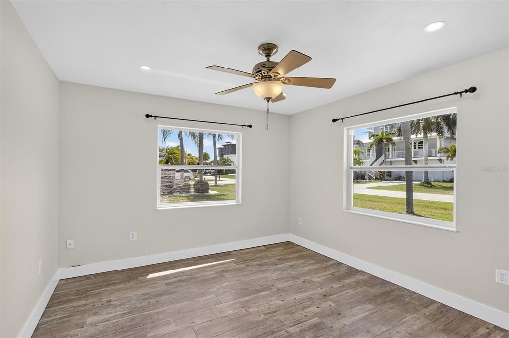 For Sale: $639,000 (2 beds, 1 baths, 1056 Square Feet)