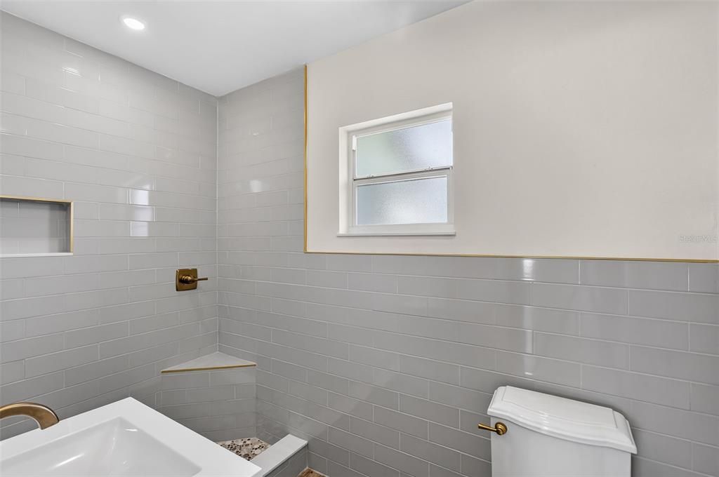 For Sale: $639,000 (2 beds, 1 baths, 1056 Square Feet)