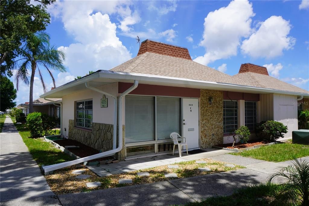 For Sale: $122,500 (2 beds, 1 baths, 768 Square Feet)
