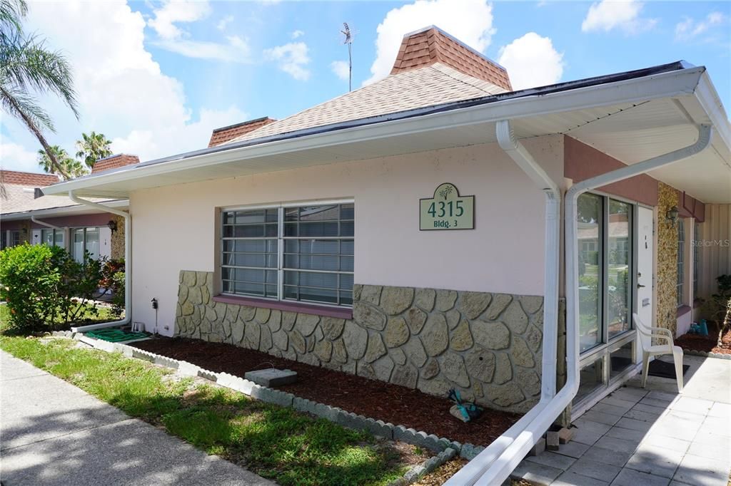 For Sale: $122,500 (2 beds, 1 baths, 768 Square Feet)