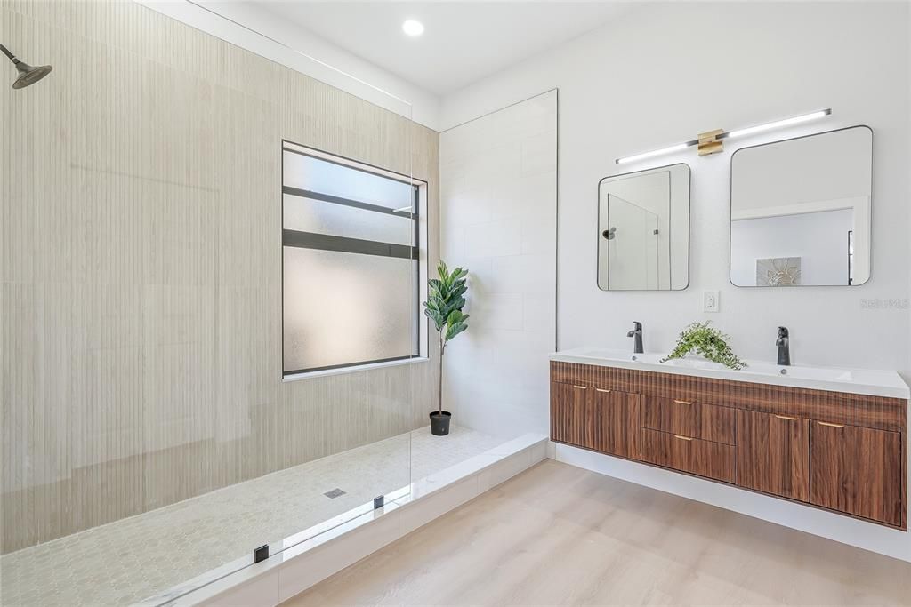 合同活跃: $469,900 (4 贝兹, 2 浴室, 2341 平方英尺)