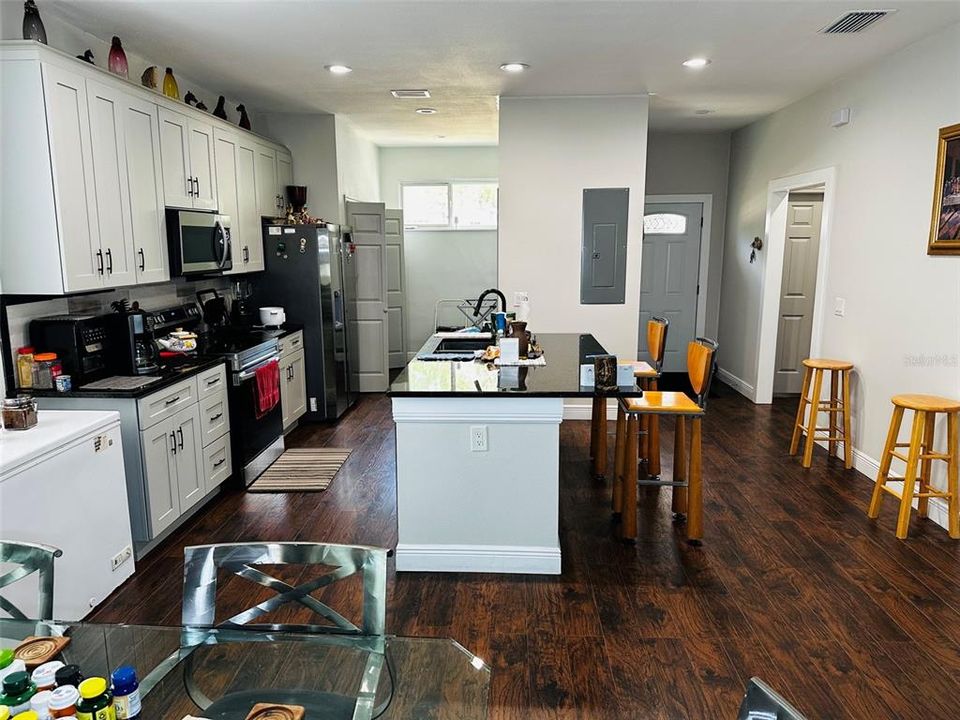 For Sale: $325,000 (3 beds, 2 baths, 1459 Square Feet)