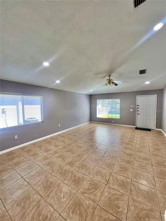 En Venta: $300,000 (3 camas, 2 baños, 1142 Pies cuadrados)