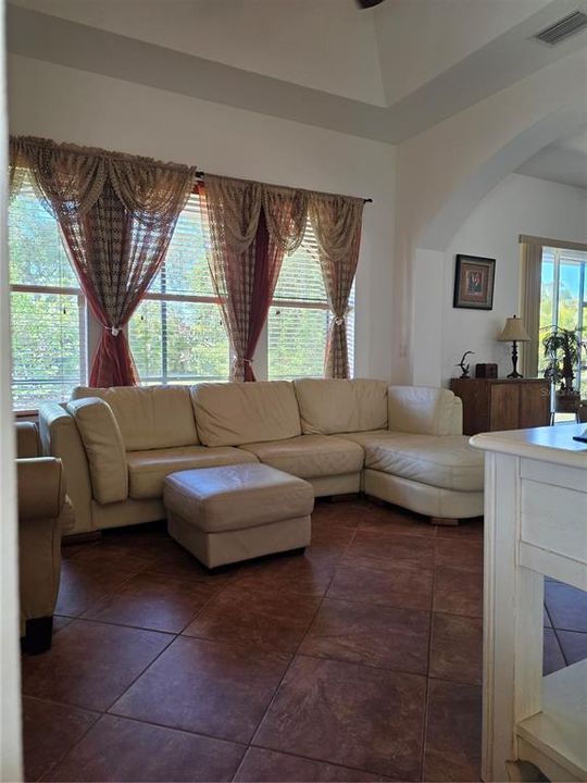 For Sale: $475,000 (3 beds, 3 baths, 2136 Square Feet)