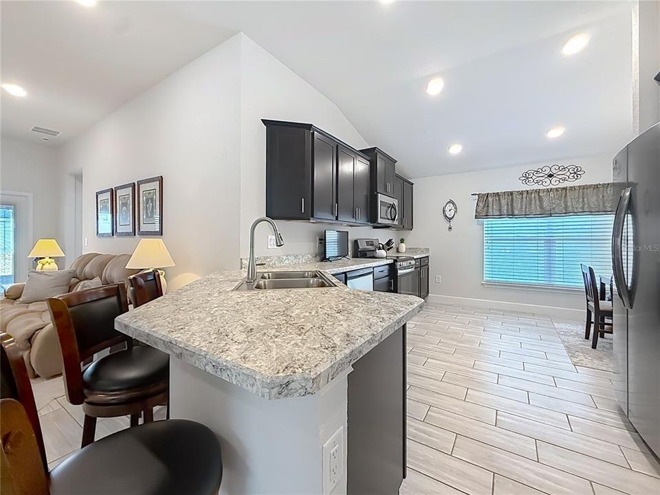 На продажу: $315,000 (4 спален, 2 ванн, 1801 Квадратных фут)