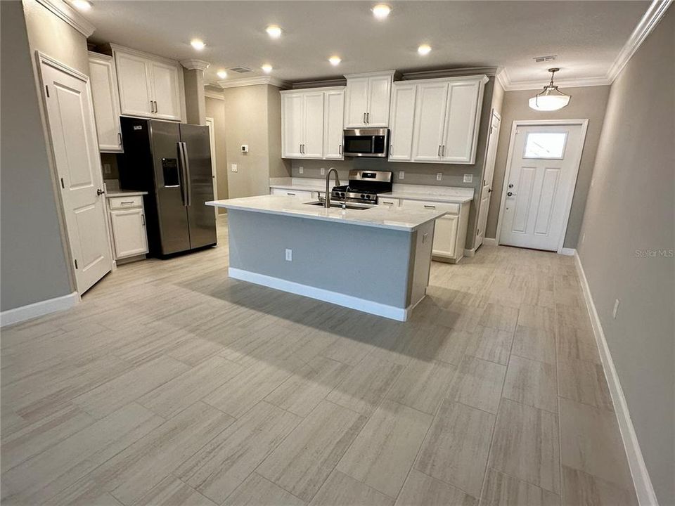 For Sale: $285,000 (2 beds, 2 baths, 1747 Square Feet)