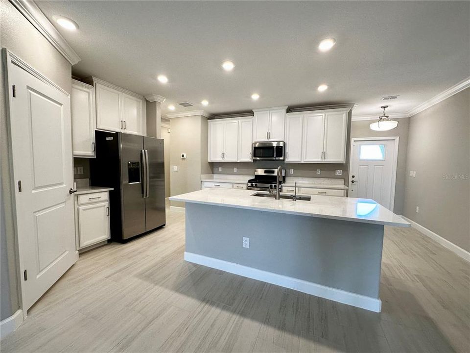 For Sale: $285,000 (2 beds, 2 baths, 1747 Square Feet)