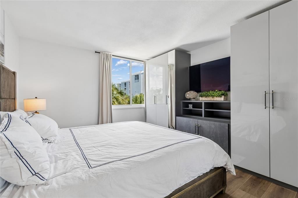 For Sale: $499,900 (2 beds, 2 baths, 1335 Square Feet)