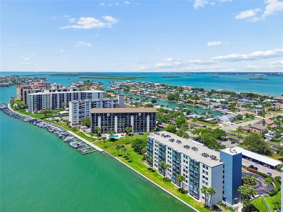 For Sale: $499,900 (2 beds, 2 baths, 1335 Square Feet)