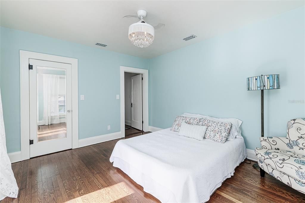 For Sale: $949,900 (5 beds, 4 baths, 4988 Square Feet)
