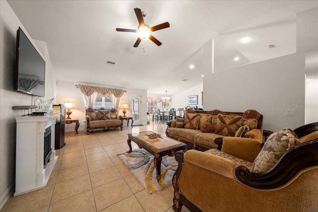 En Venta: $425,000 (4 camas, 2 baños, 2316 Pies cuadrados)