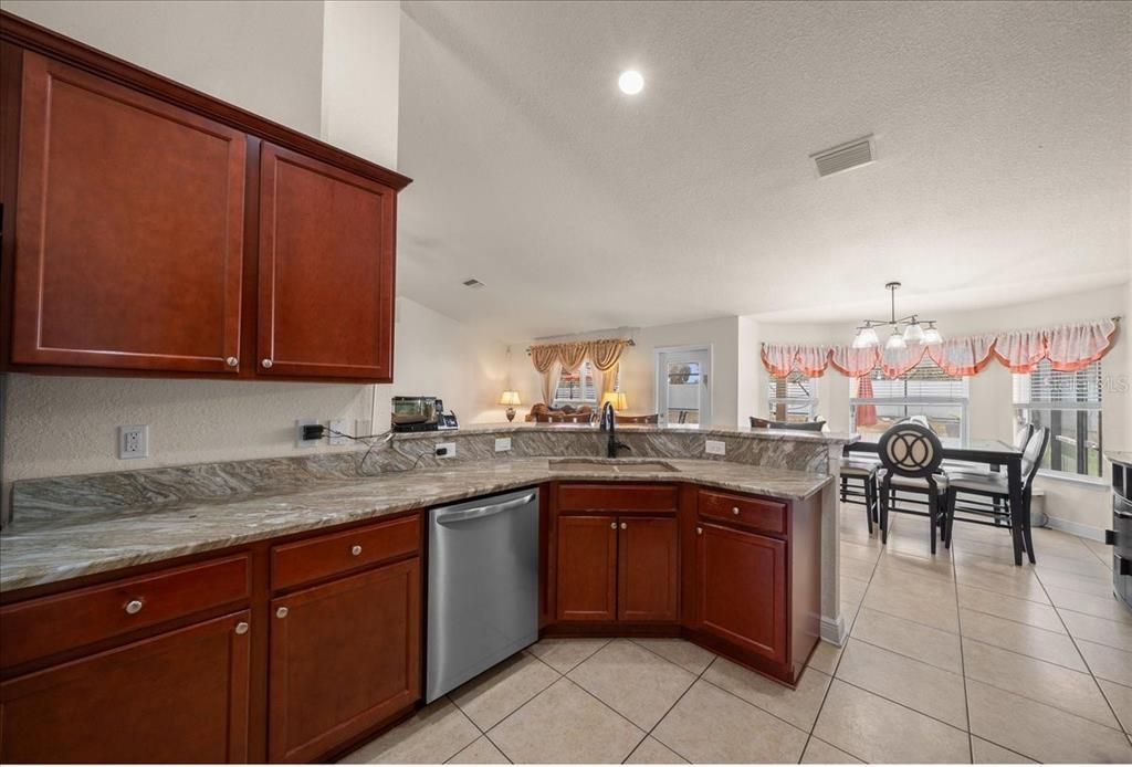 En Venta: $425,000 (4 camas, 2 baños, 2316 Pies cuadrados)
