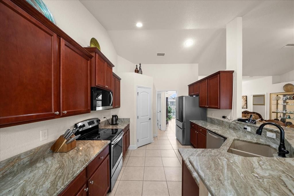 En Venta: $425,000 (4 camas, 2 baños, 2316 Pies cuadrados)