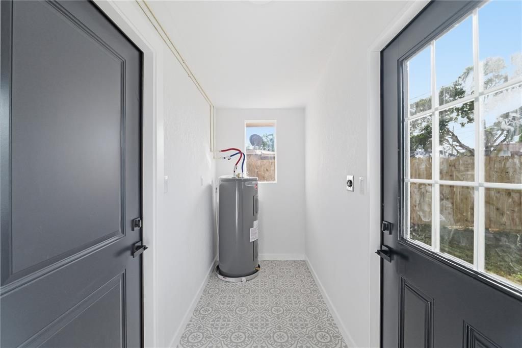 For Sale: $294,800 (2 beds, 1 baths, 683 Square Feet)