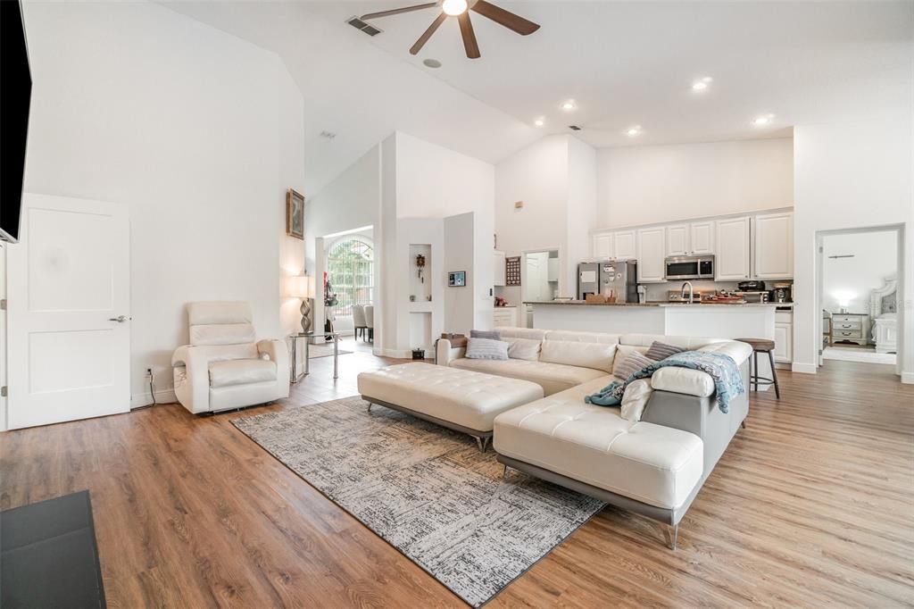 En Venta: $745,000 (4 camas, 3 baños, 2364 Pies cuadrados)