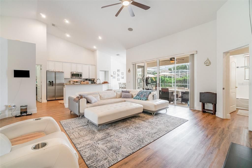 En Venta: $745,000 (4 camas, 3 baños, 2364 Pies cuadrados)