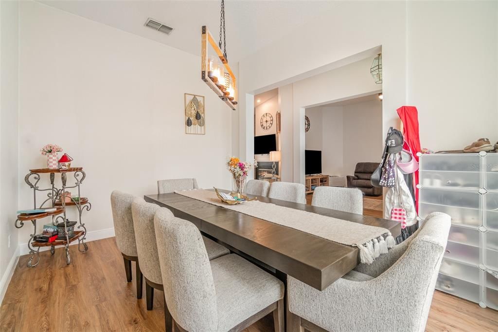 En Venta: $745,000 (4 camas, 3 baños, 2364 Pies cuadrados)