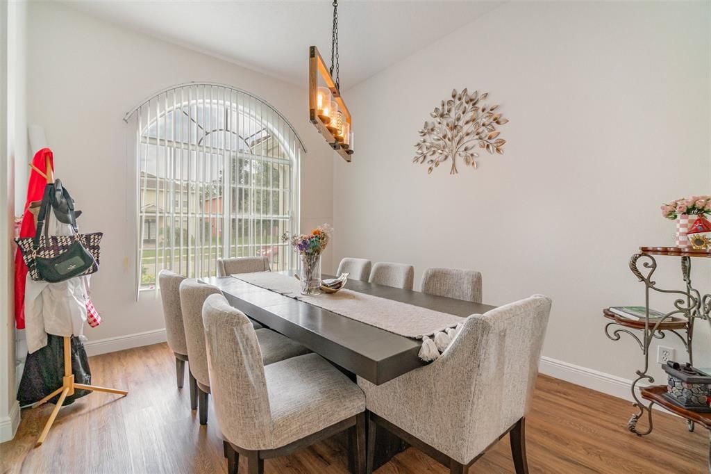 En Venta: $745,000 (4 camas, 3 baños, 2364 Pies cuadrados)