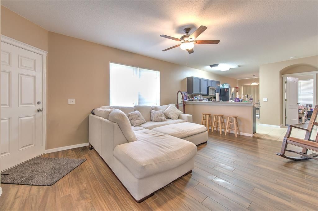 For Sale: $335,000 (4 beds, 2 baths, 1239 Square Feet)
