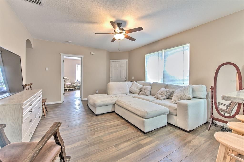 For Sale: $335,000 (4 beds, 2 baths, 1239 Square Feet)