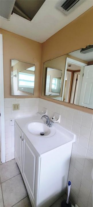 For Rent: $1,700 (2 beds, 1 baths, 1128 Square Feet)