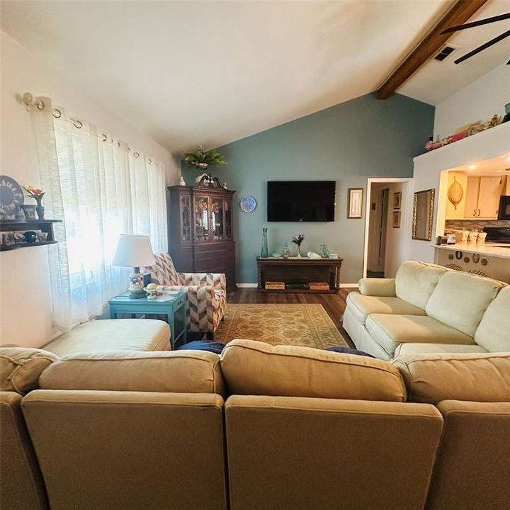 На продажу: $329,900 (3 спален, 2 ванн, 1322 Квадратных фут)