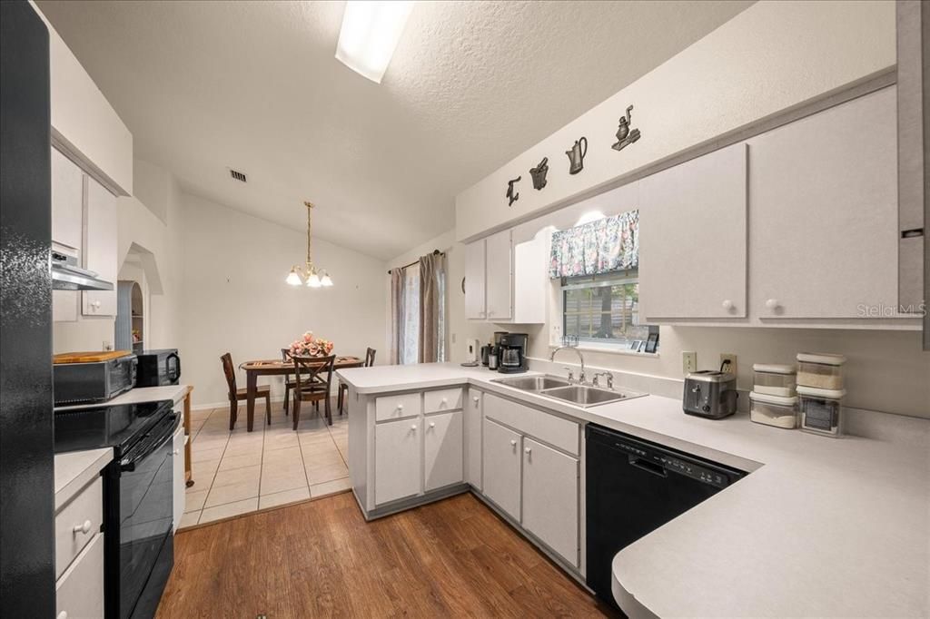 For Sale: $244,900 (3 beds, 2 baths, 1352 Square Feet)