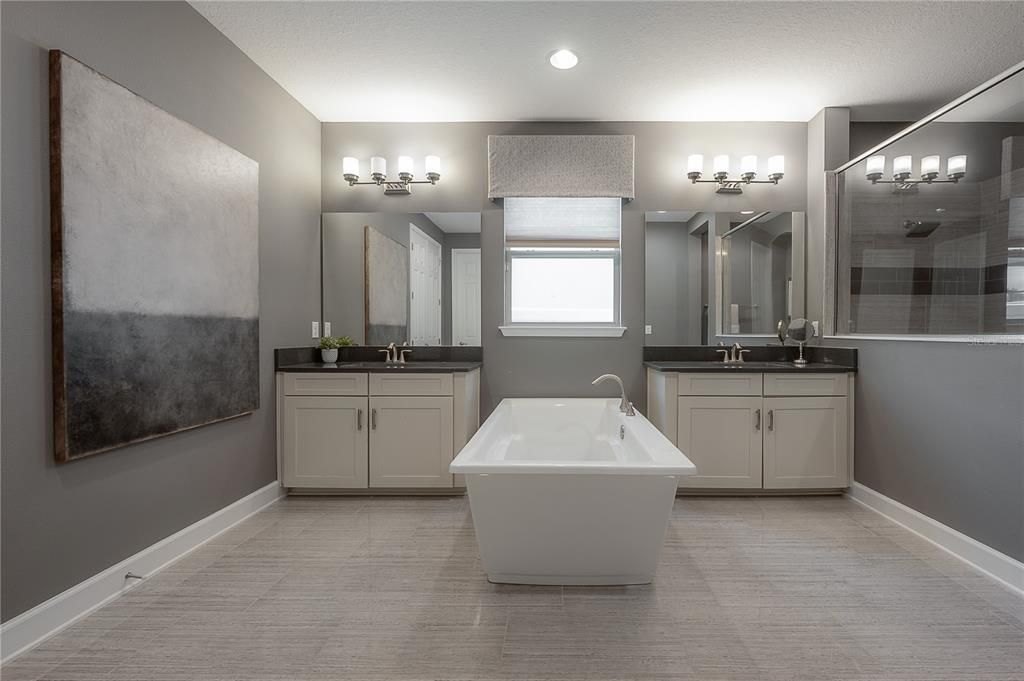 For Sale: $895,000 (5 beds, 4 baths, 3895 Square Feet)