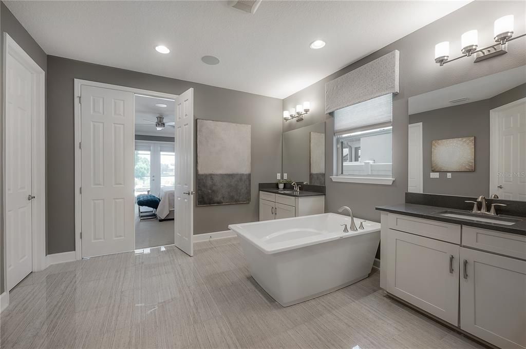 For Sale: $895,000 (5 beds, 4 baths, 3895 Square Feet)